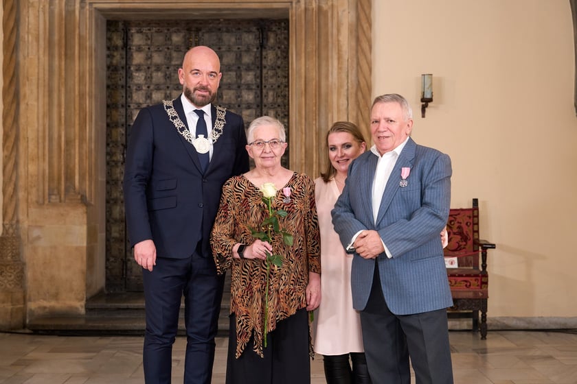 Prezydent odznaczył medalami pary z długoletnim pożyciem