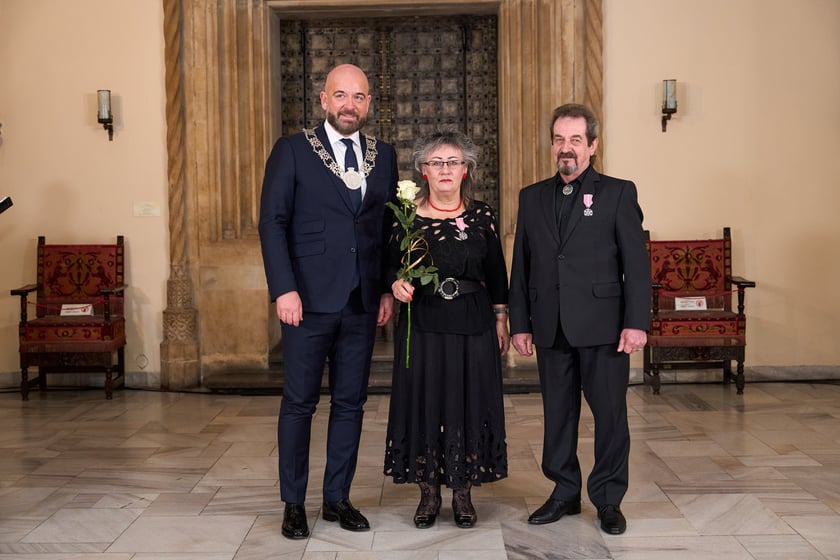 Prezydent odznaczył medalami pary z długoletnim pożyciem
