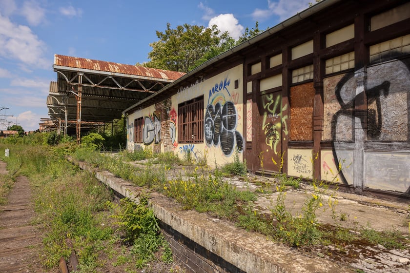Popadające w ruinę zabudowania dawnego Dworca Górnośląskiego przy ul. Małachowskiego we Wrocławiu