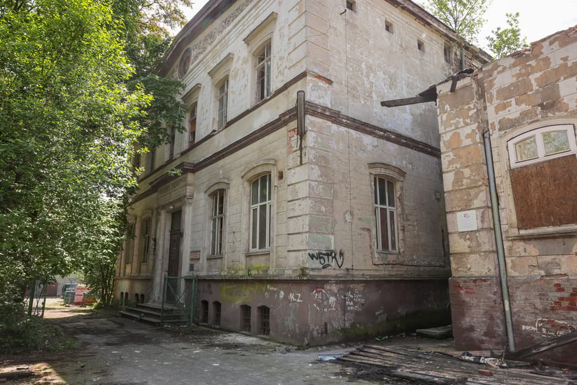 Popadające w ruinę zabudowania dawnego Dworca Górnośląskiego przy ul. Małachowskiego we Wrocławiu