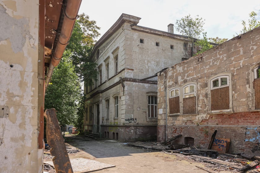 Popadające w ruinę zabudowania dawnego Dworca Górnośląskiego przy ul. Małachowskiego we Wrocławiu