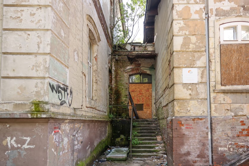 Popadające w ruinę zabudowania dawnego Dworca Górnośląskiego przy ul. Małachowskiego we Wrocławiu