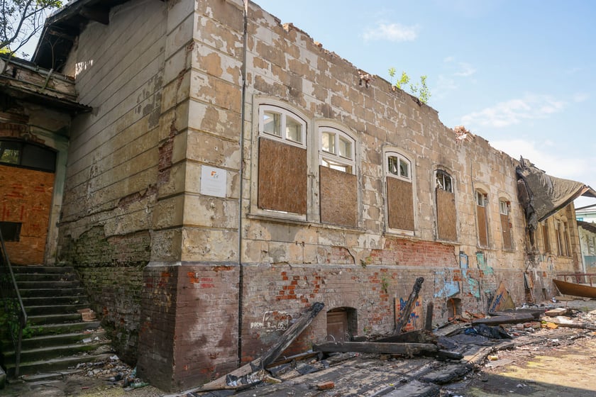 Popadające w ruinę zabudowania dawnego Dworca Górnośląskiego przy ul. Małachowskiego we Wrocławiu