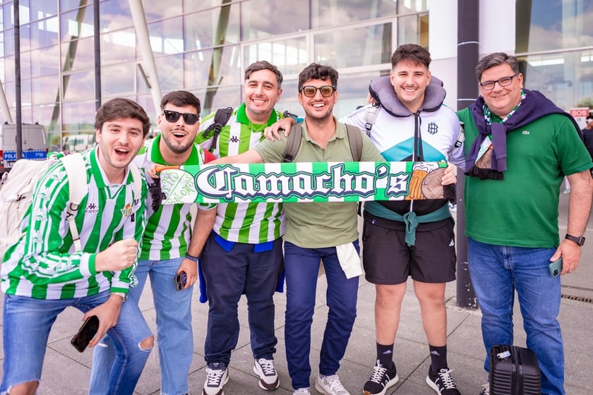 Kibice Real Betis na lotnisku we Wrocławiu