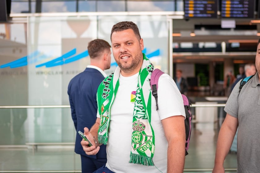 Kibice Real Betis na lotnisku we Wrocławiu