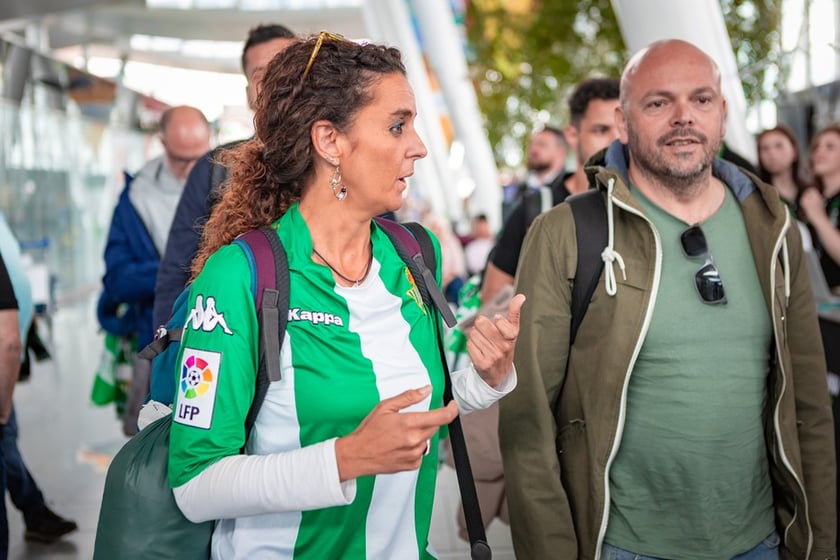 Kibice Real Betis na lotnisku we Wrocławiu
