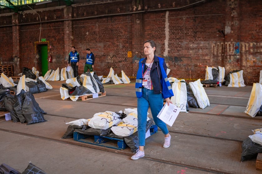 Karty wyborcze wyruszyły do lokali wyborczych na II turę wyborów prezydenckich