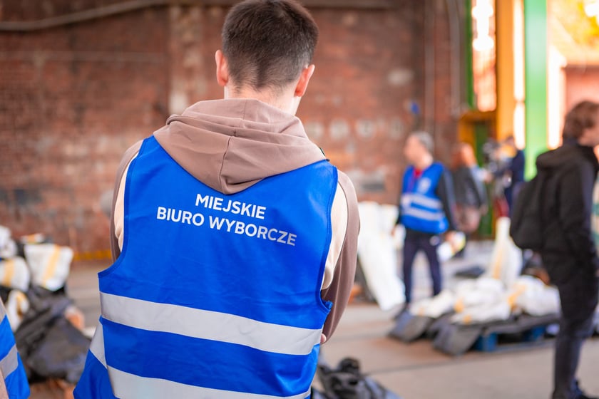 Karty wyborcze wyruszyły do lokali wyborczych na II turę wyborów prezydenckich