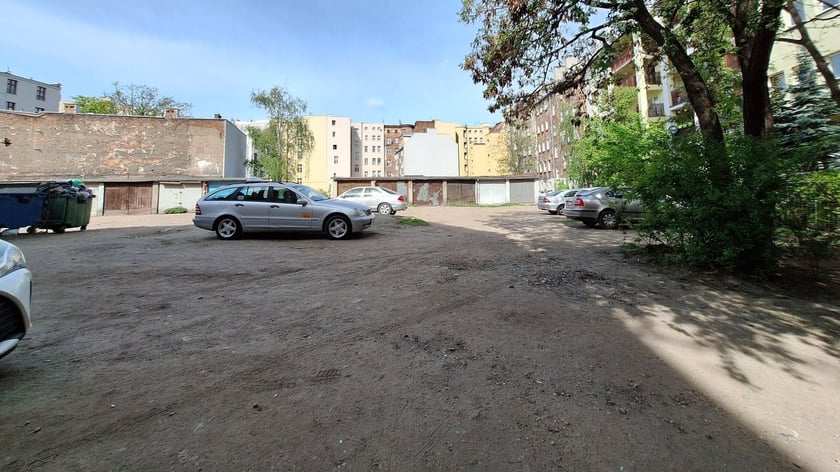 Część podw&oacute;rka czekająca na remont