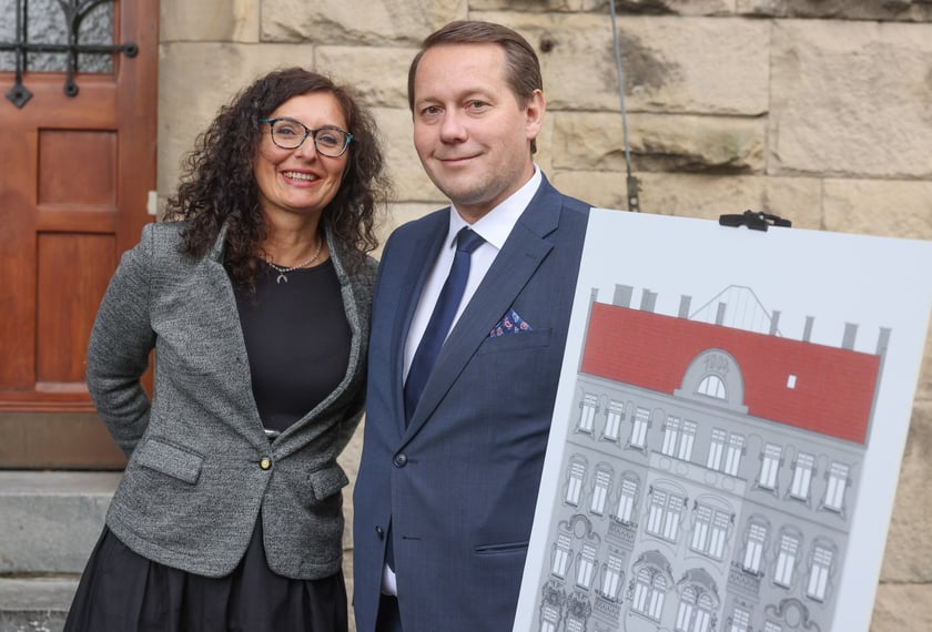 Budynki i spotkanie na Ołbinie, radna Iza Duchowska i wiceprezydent Michał Młyńczak