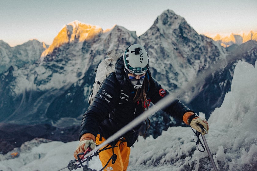 Wyprawa Mateusza Waligóry rowerem, pieszo i wspinając się na Mount Everest