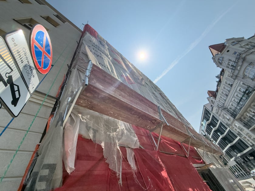 Aby odkryć kolory trzeba oskrobać osad na kilku kondygnacjach - tu sprawdzany był on na 2., 4. i 5. piętrze