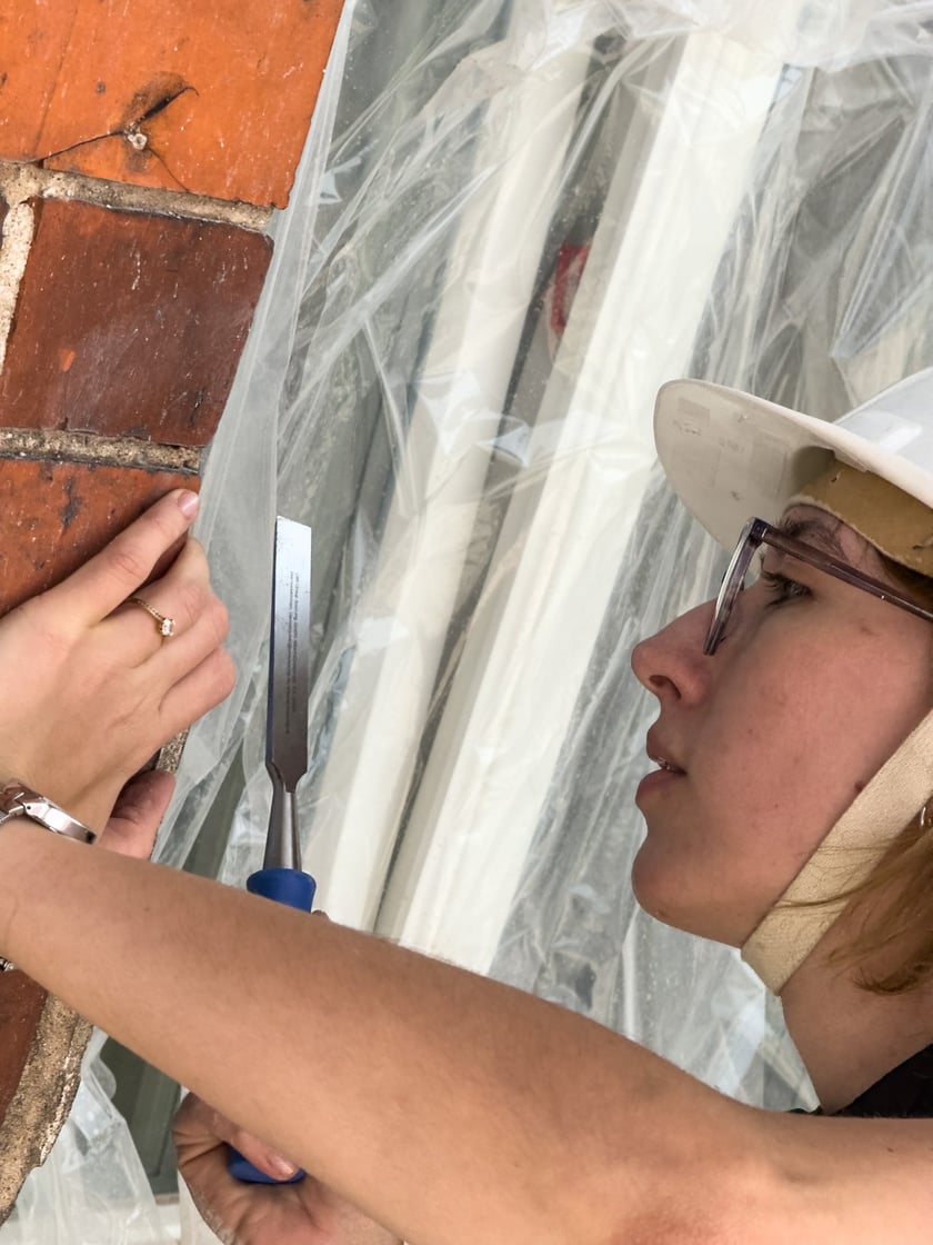 Oktawia Wieczorek z Pracowni AKT dokonuje rozpoznania kolorystycznego