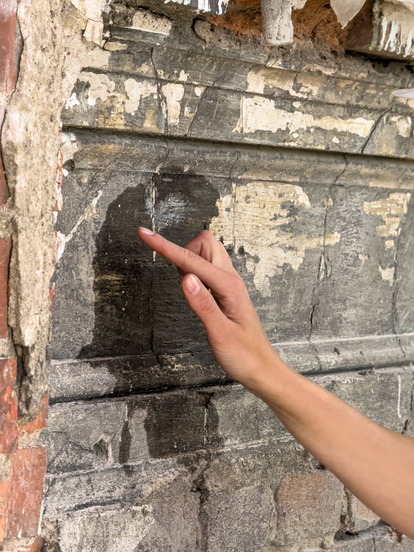 Dla lepszego kontrastu elewację po oskrobaniu polewa się wodą pod ciśnieniem