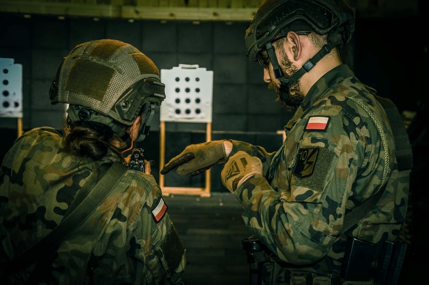 Żołnierze dobrowolnej zasadniczej służby wojskowej podczas pierwszego strzelania z ostrej amunicji