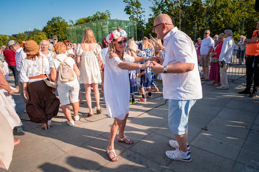 Pierwsza Wrocławska (świętojańska) Potańc&oacute;wka na placu Wolności