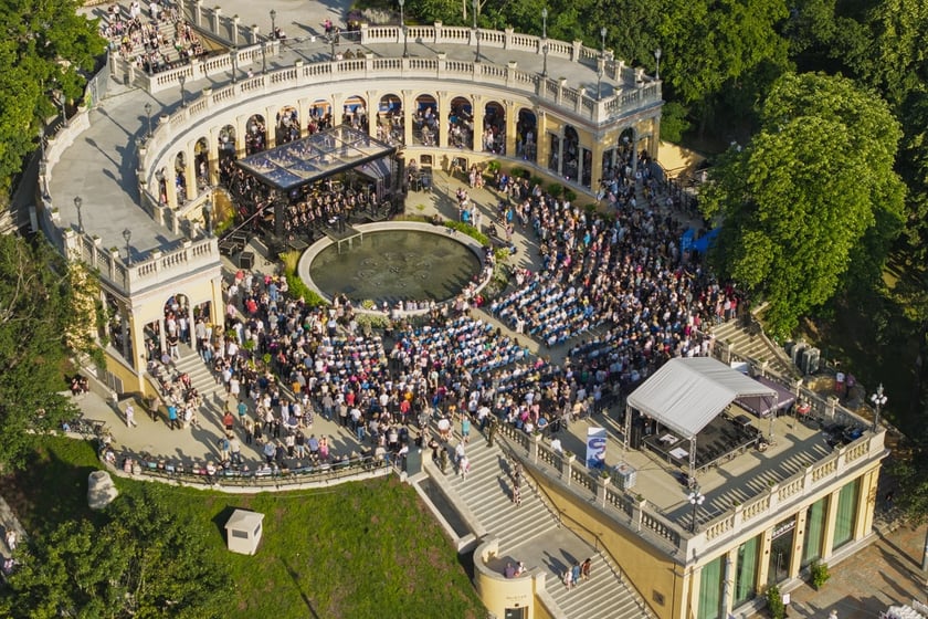 Koncert orkiestry wojskowej z udziałem wokalist&oacute;w i ch&oacute;ru na Bastionie Sakwowym.