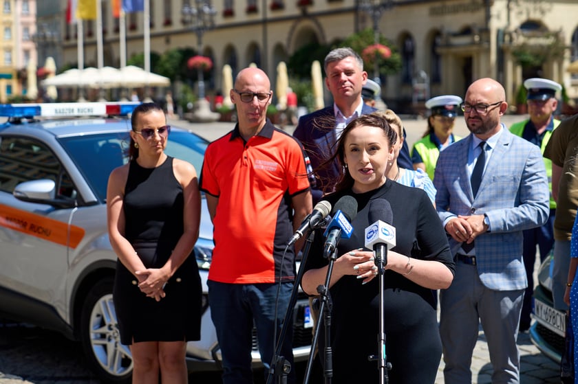 Anna Kołodziej, radna Rady Miejskiej Wrocławia, podczas konferencji prasowej dotyczącej wyposażenia pojazdów MPK Wrocław w defibrylatory AED - 30.06.2025.