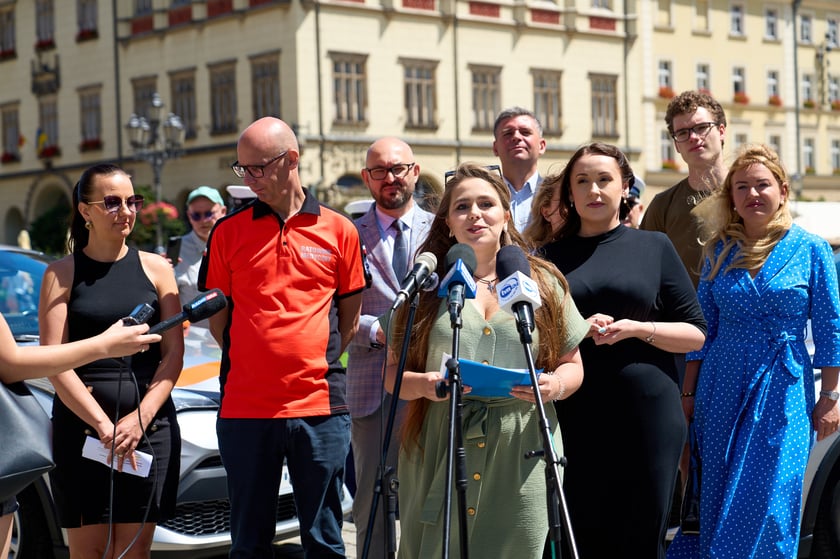 Konferencja prasowa dotycząca wyposażenia pojazdów MPK Wrocław w defibrylatory AED - 30.06.2025