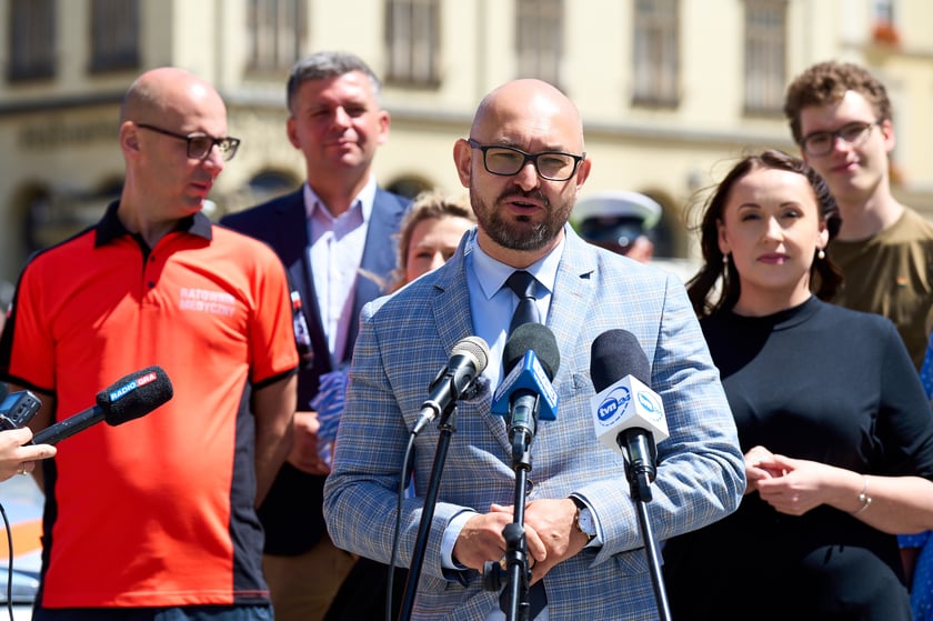 Konferencja prasowa dotycząca wyposażenia pojazdów MPK Wrocław w defibrylatory AED - 30.06.2025