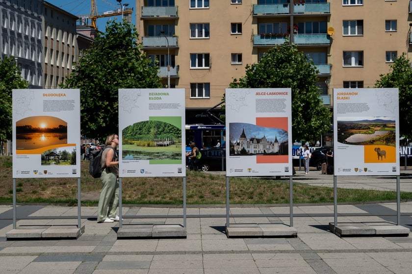 Wystawa „Perły Aglomeracji Wrocławskiej” przed Dworcem Głównym PKP we Wrocławiu