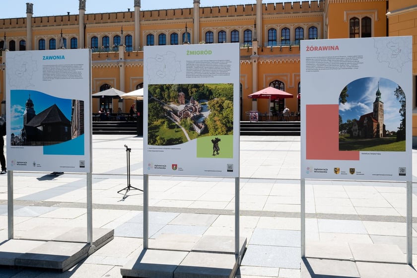 Wystawa „Perły Aglomeracji Wrocławskiej” przed Dworcem Głównym PKP we Wrocławiu