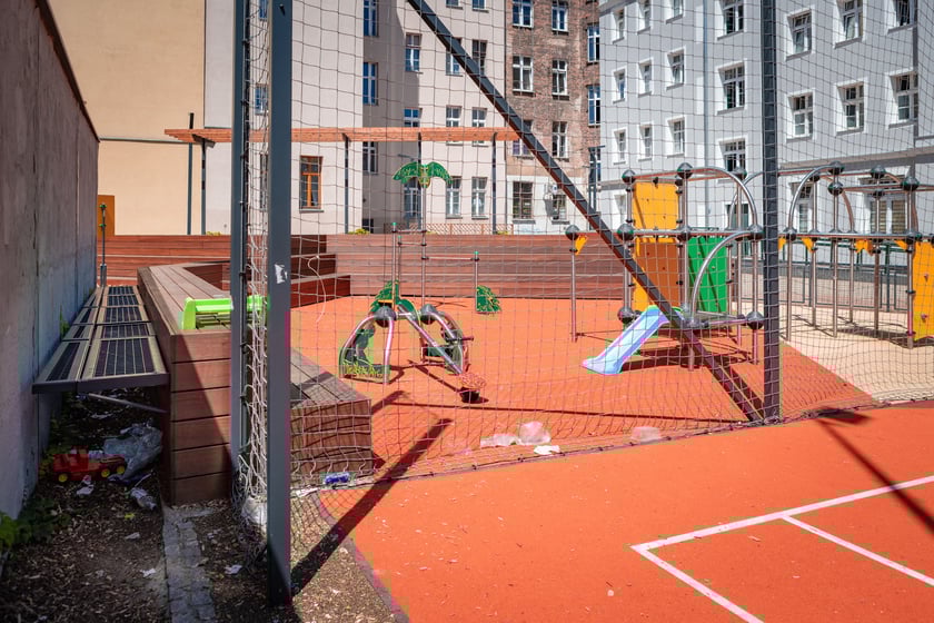 Podw&oacute;rko Wszystkich Mieszkańc&oacute;w zostało zdewastowane. Miasto wystosowuje apel i zapowiada, że zgłosi sprawę na policję