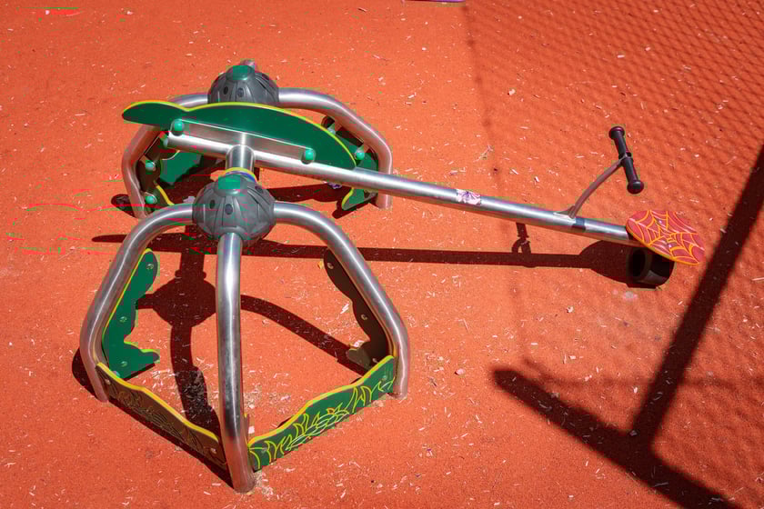 Podw&oacute;rko Wszystkich Mieszkańc&oacute;w - złamana huśtwaka