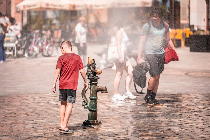 Upał we Wrocławiu. W niedzielę 6 lipca temperatura przekroczyła 30 stopni Celsjusza. Turyści i wrocławianie szukają ochłody