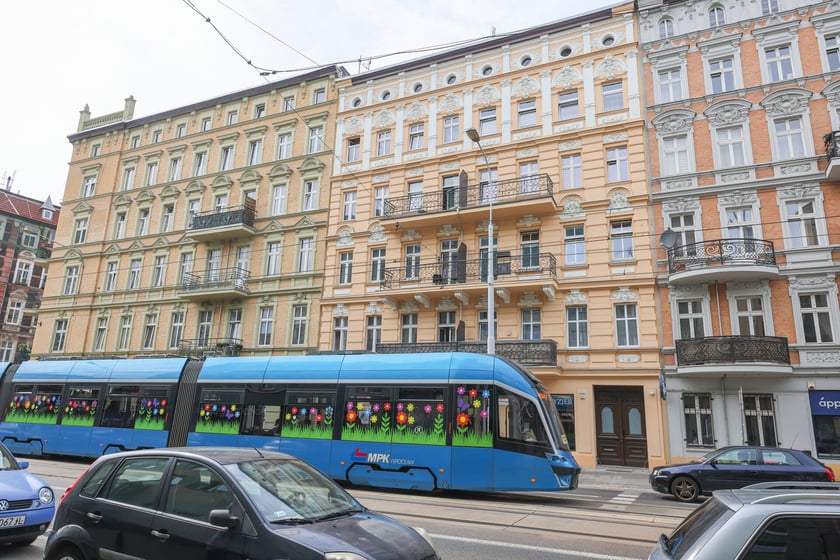 Kamienica Jedności Narodowej 172 po remoncie, lipiec 2025