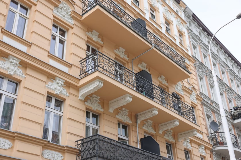 Kamienica Jedności Narodowej 172 po remoncie, lipiec 2025