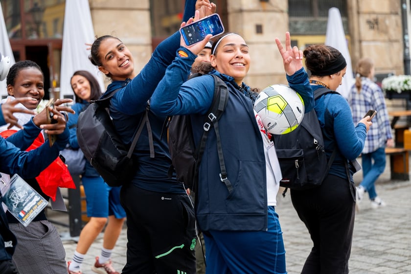 Ruszył XV Wrocław Cup! Kolorowa parada otworzyła Międzynarodowy Turniej w Piłce Ulicznej