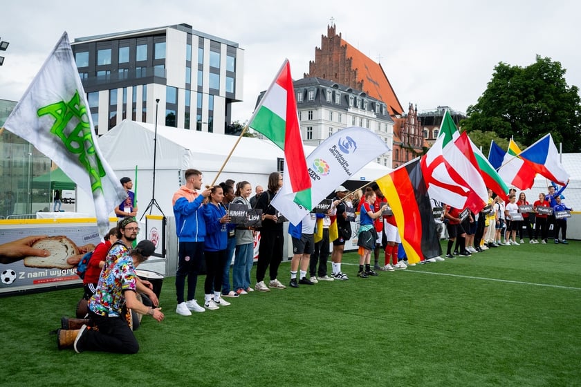 Ruszył XV Wrocław Cup! Kolorowa parada otworzyła Międzynarodowy Turniej w Piłce Ulicznej