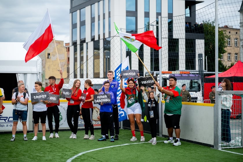 Ruszył XV Wrocław Cup! Kolorowa parada otworzyła Międzynarodowy Turniej w Piłce Ulicznej