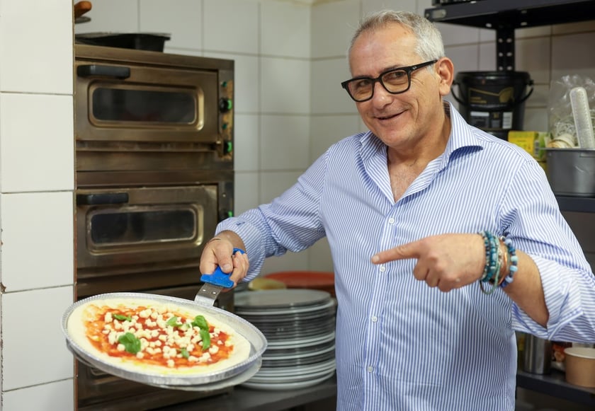 Amedeo Menale z restauracji Vivere Italiano jest świetnym szefem kuchni, tu przygotowuje pizzę bezglutenową