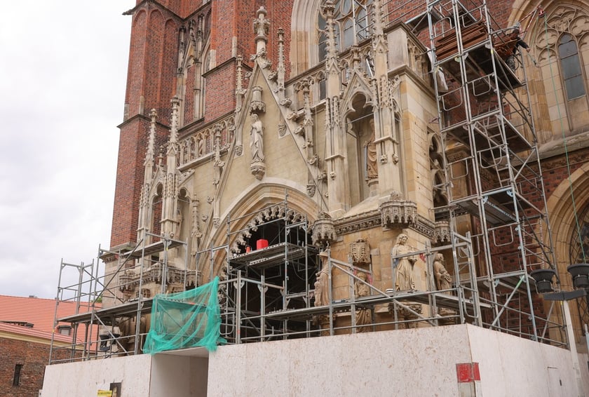 Portyk nad wejściem głównym do katedry wrocławskiej na Ostrowie Tumskim
