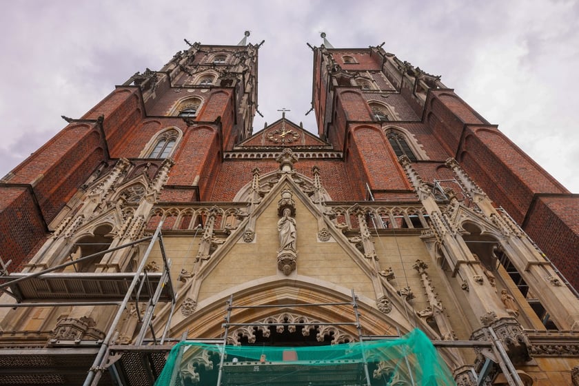 Portyk nad wejściem głównym do katedry wrocławskiej na Ostrowie Tumskim