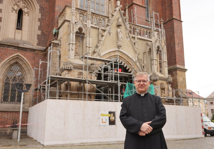 Portyk nad wejściem głównym do katedry wrocławskiej na Ostrowie Tumskim. Proboszcz ks. kan. Paweł Cembrowicz