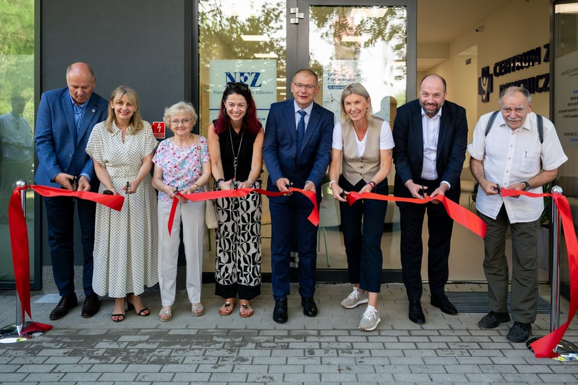 Uczestnicy spotkania przecięli dziś wstęgę przed nową siedzibą centrum