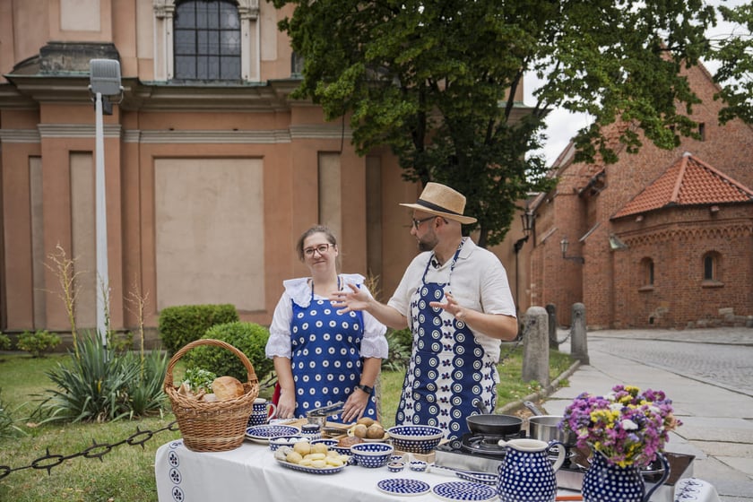 Kamila Kokot i Tomasz Sielicki pokazują, jak ugotować kluski wrocławskie. Zdjęcie wykonano 23 lipca 2025 na Ostrowie Tumskim, w trakcie kręcenia filmu.
