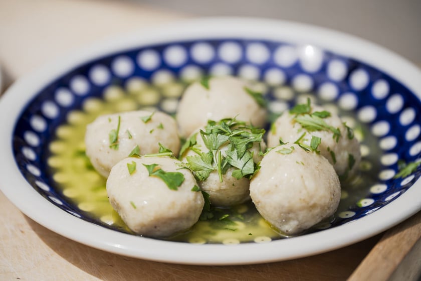 Talerz z kluskami wrocławskimi.