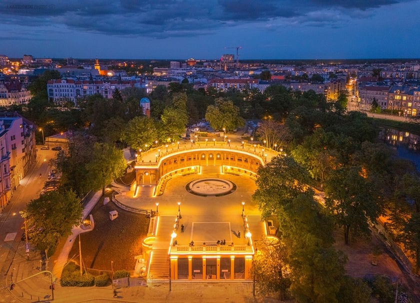 Bastion Sakwowy obecnie, nocą
