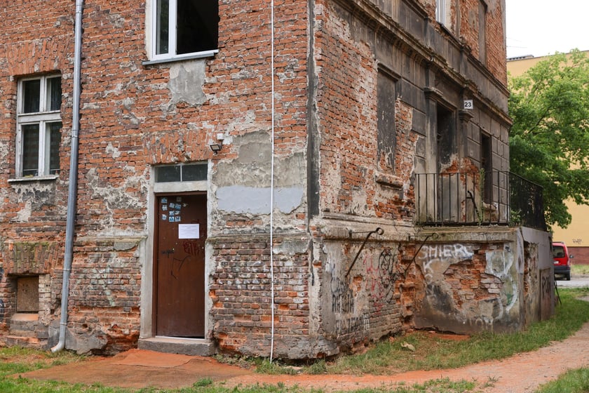 Kamienice przy ul. św. Jerzego na początku remontu w lipcu 2025