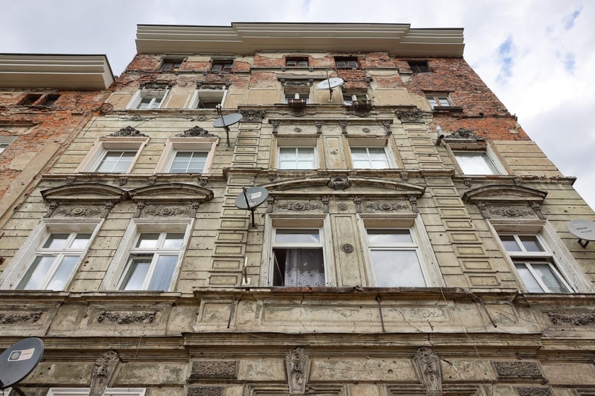 Kamienice przy ul. św. Jerzego na początku remontu w lipcu 2025