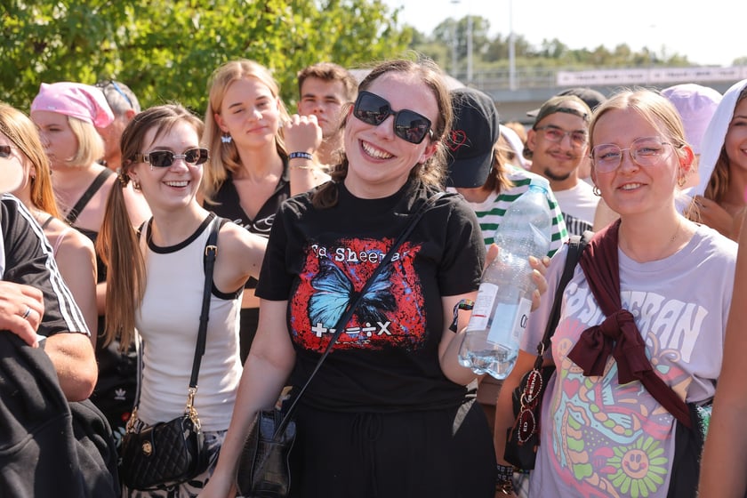 Fanie Eda Sheerana w drodze na kncert na Tarczyński Arena Wrocław, 15 sierpnia 2025