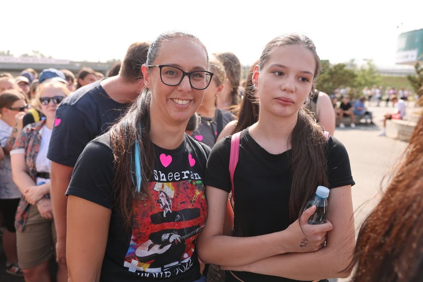Wielbiciele Ed Sheerana w drodze na sobotni koncert na Tarczyński Arena we Wrocławiu