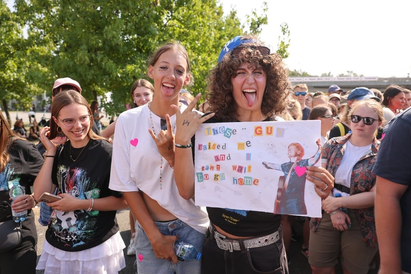 Wielbiciele Ed Sheerana w drodze na sobotni koncert na Tarczyński Arena we Wrocławiu