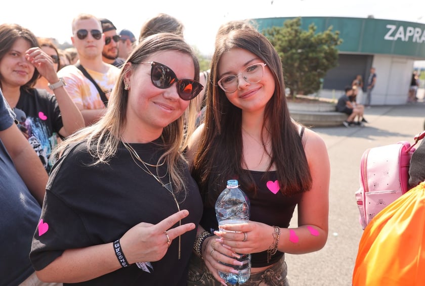 Wielbiciele Ed Sheerana w drodze na sobotni koncert na Tarczyński Arena we Wrocławiu