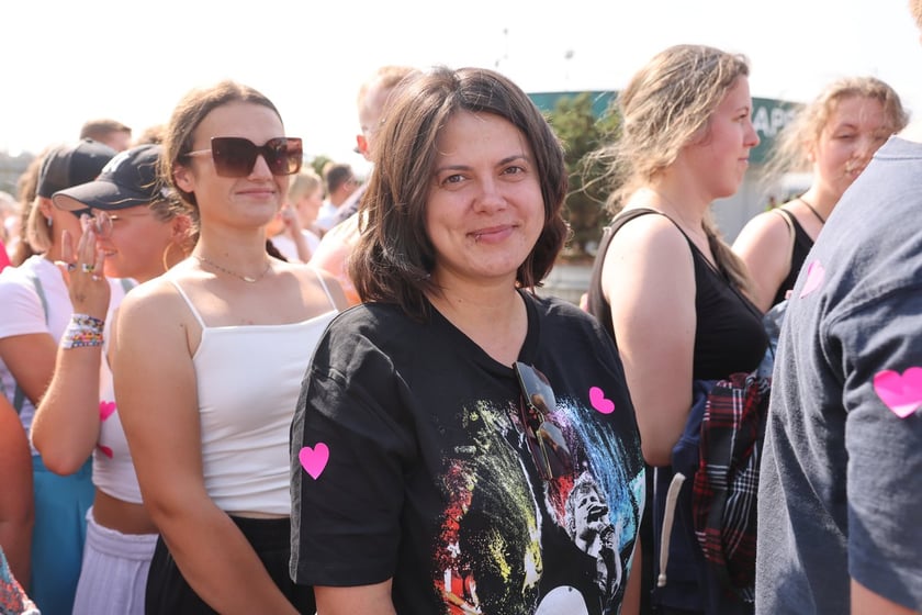 Wielbiciele Ed Sheerana w drodze na sobotni koncert na Tarczyński Arena we Wrocławiu