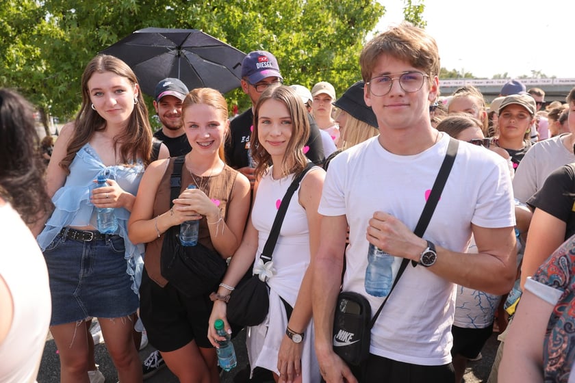 Wielbiciele Ed Sheerana w drodze na sobotni koncert na Tarczyński Arena we Wrocławiu